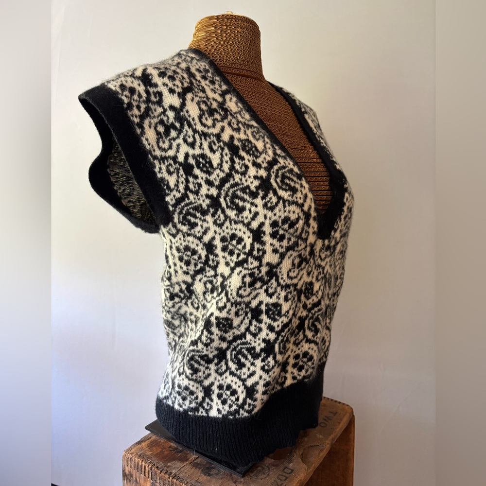 Nordstrom POV vintage B/W Lambswool + Angora blend V-Neck Sweater Vest. Medium.